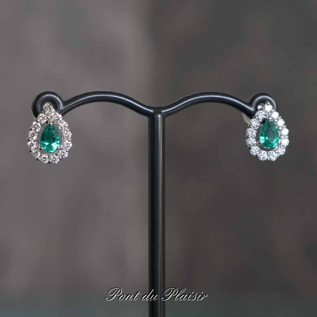 Pt製エメラルドピアス（ペアシェイプ）