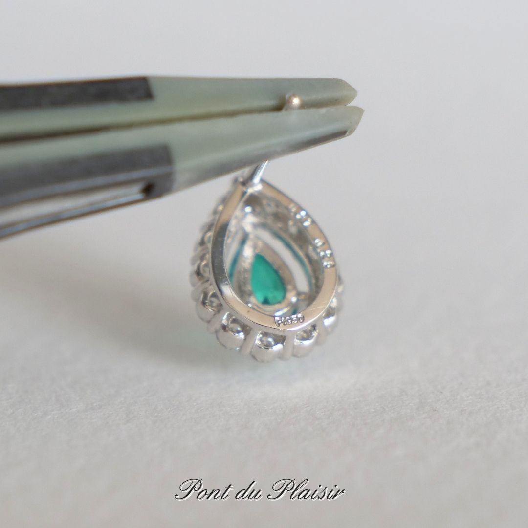 Pt製エメラルドピアス（ペアシェイプ）