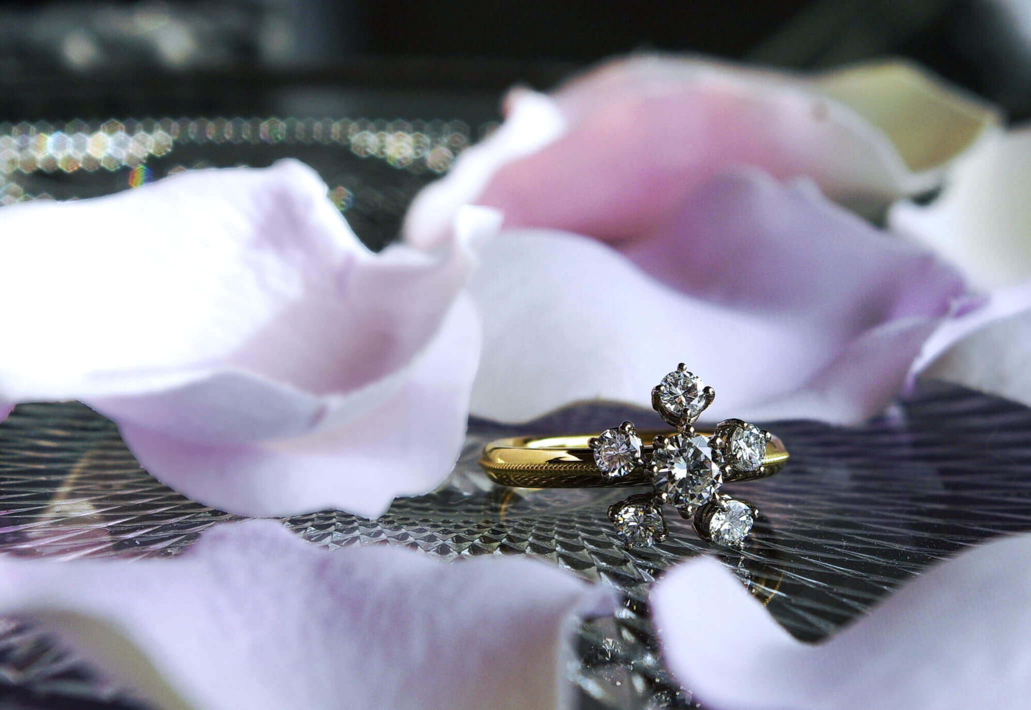 ◇ダイアモンドの一文字リングを婚約指輪へ。一粒の立爪指輪でなくてい 
